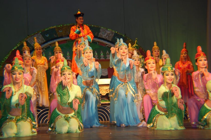 Ulaanbaatar: Traditional Music and Dance Performance Ticket - Dance Moves and Costumes: The Visual Language of Tradition
